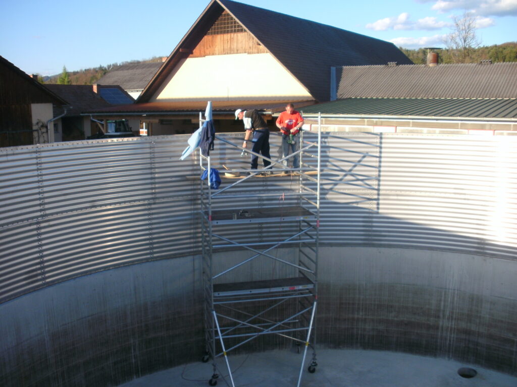 Montage der Stallkamp Guellelager Erweiterung Edelstahl