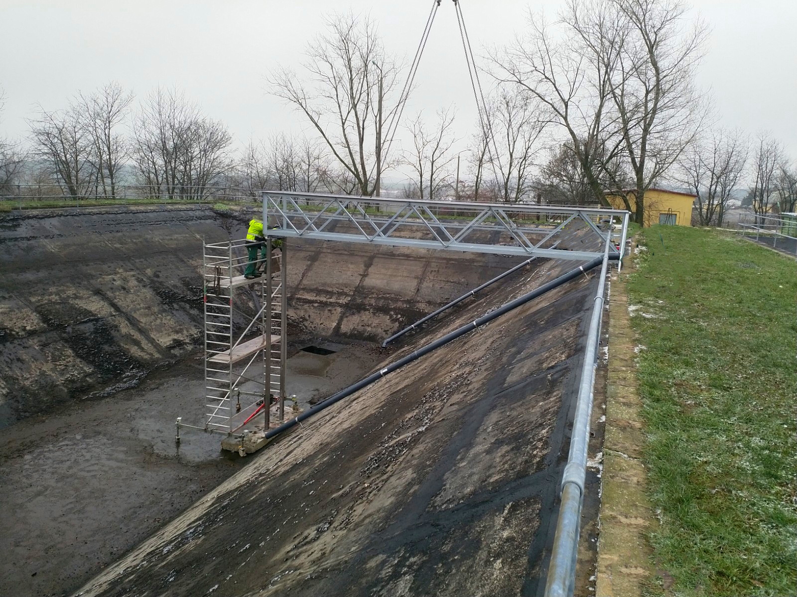 Güllerührwerk rührt Gärreste mit niedrigem TS-Gehalt in Gülleagune auf