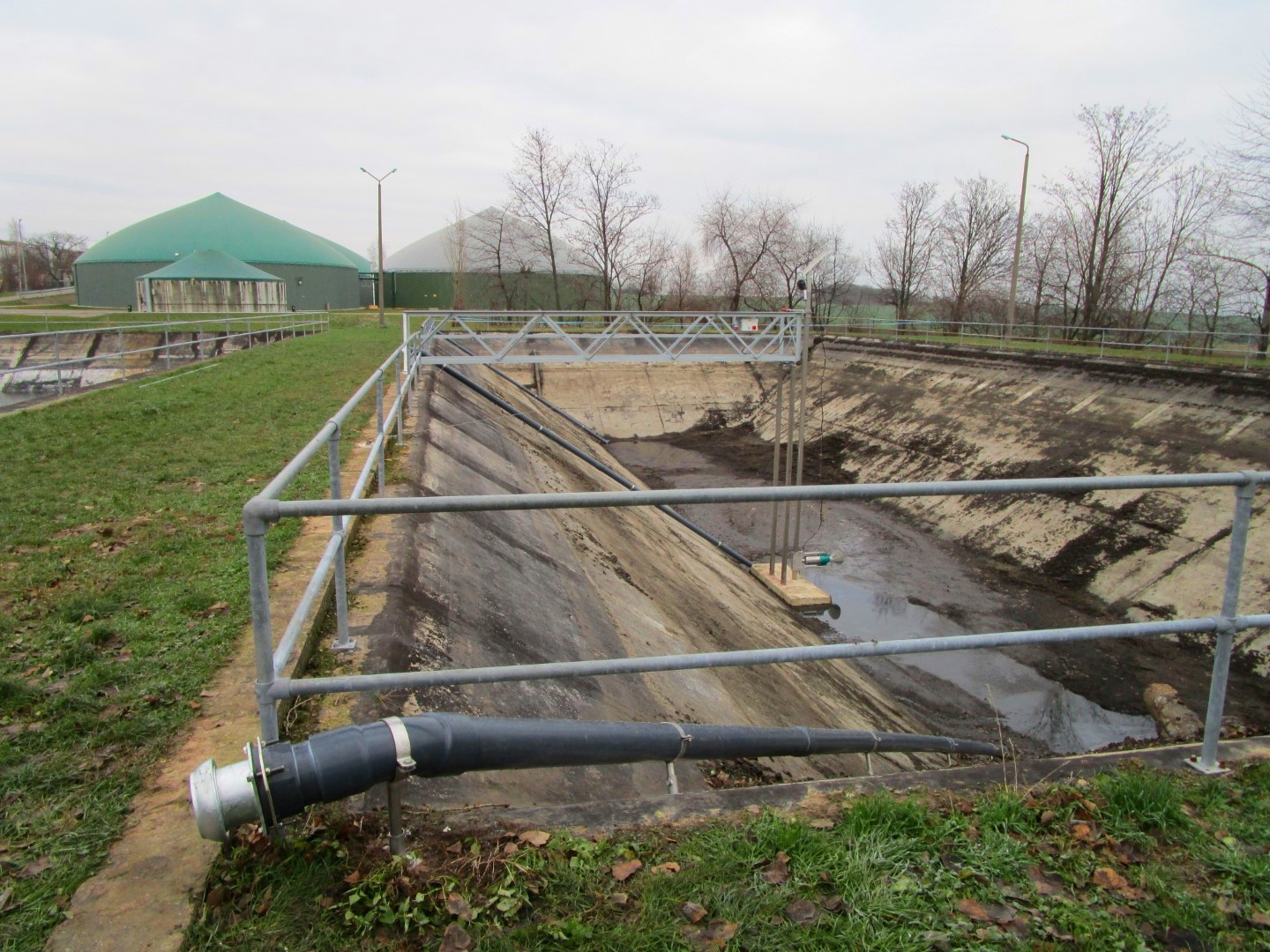 Güllerührwerk rührt Gärreste mit niedrigem TS-Gehalt in Gülleagune auf