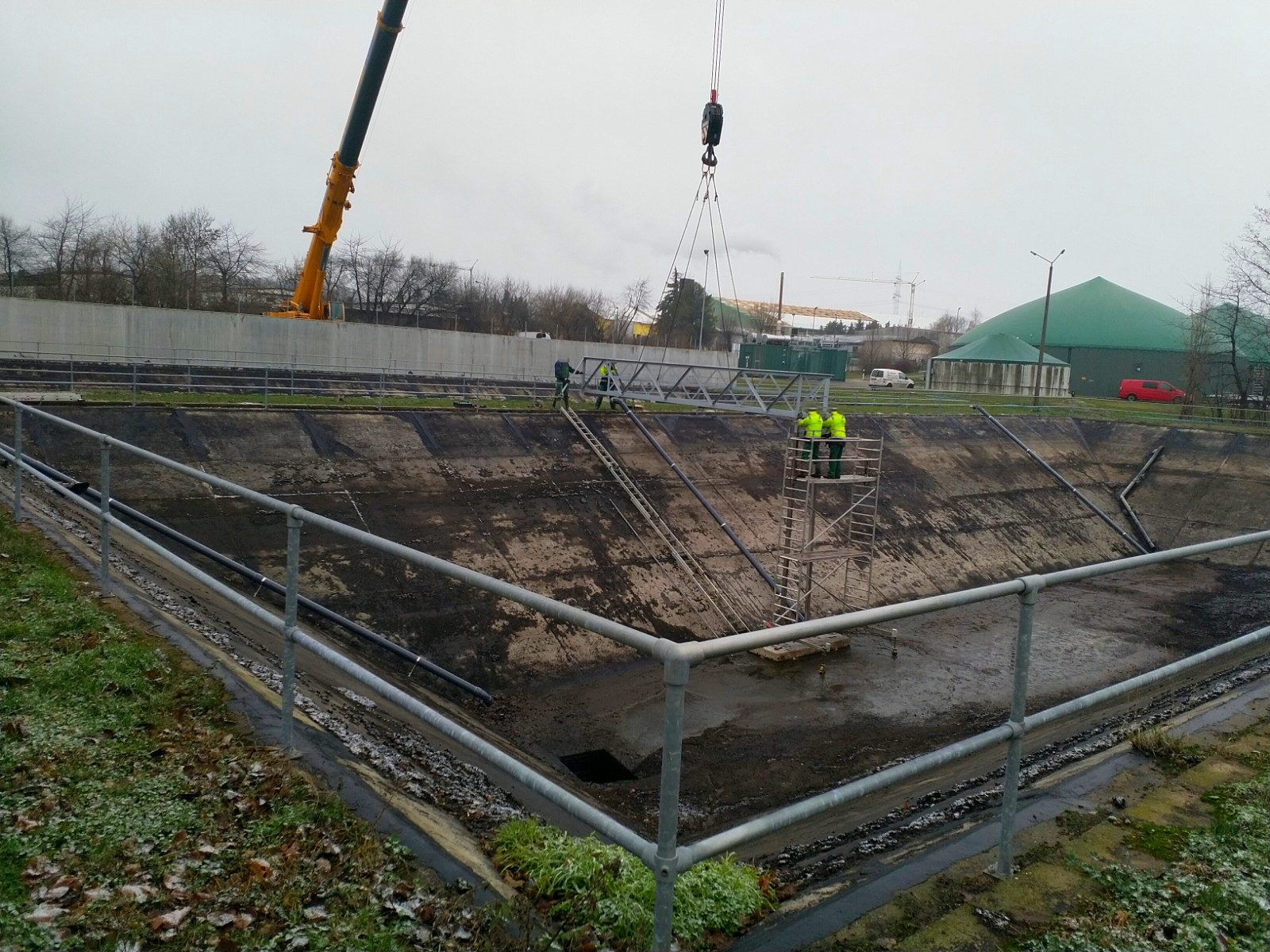 Güllerührwerk rührt Gärreste mit niedrigem TS-Gehalt in Gülleagune auf