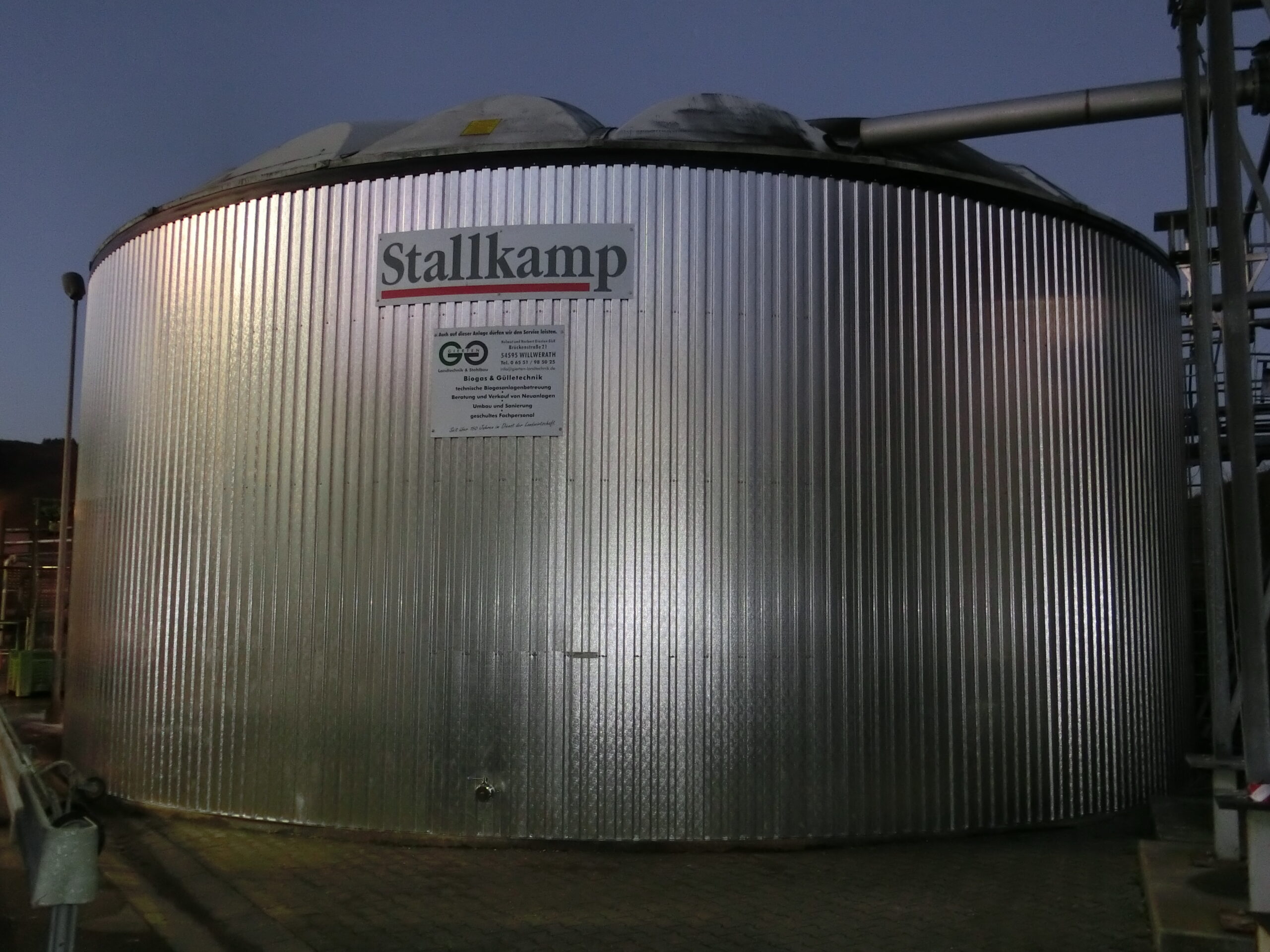 Behälteraustausch für Fruchtsaftwerk