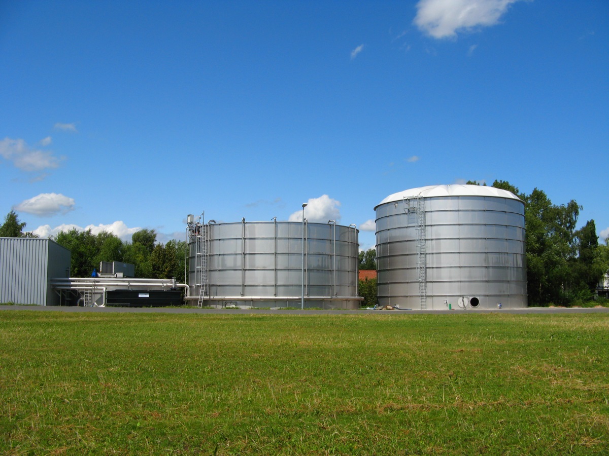 Belebungsbecken und Schlammbehälter für Molkerei