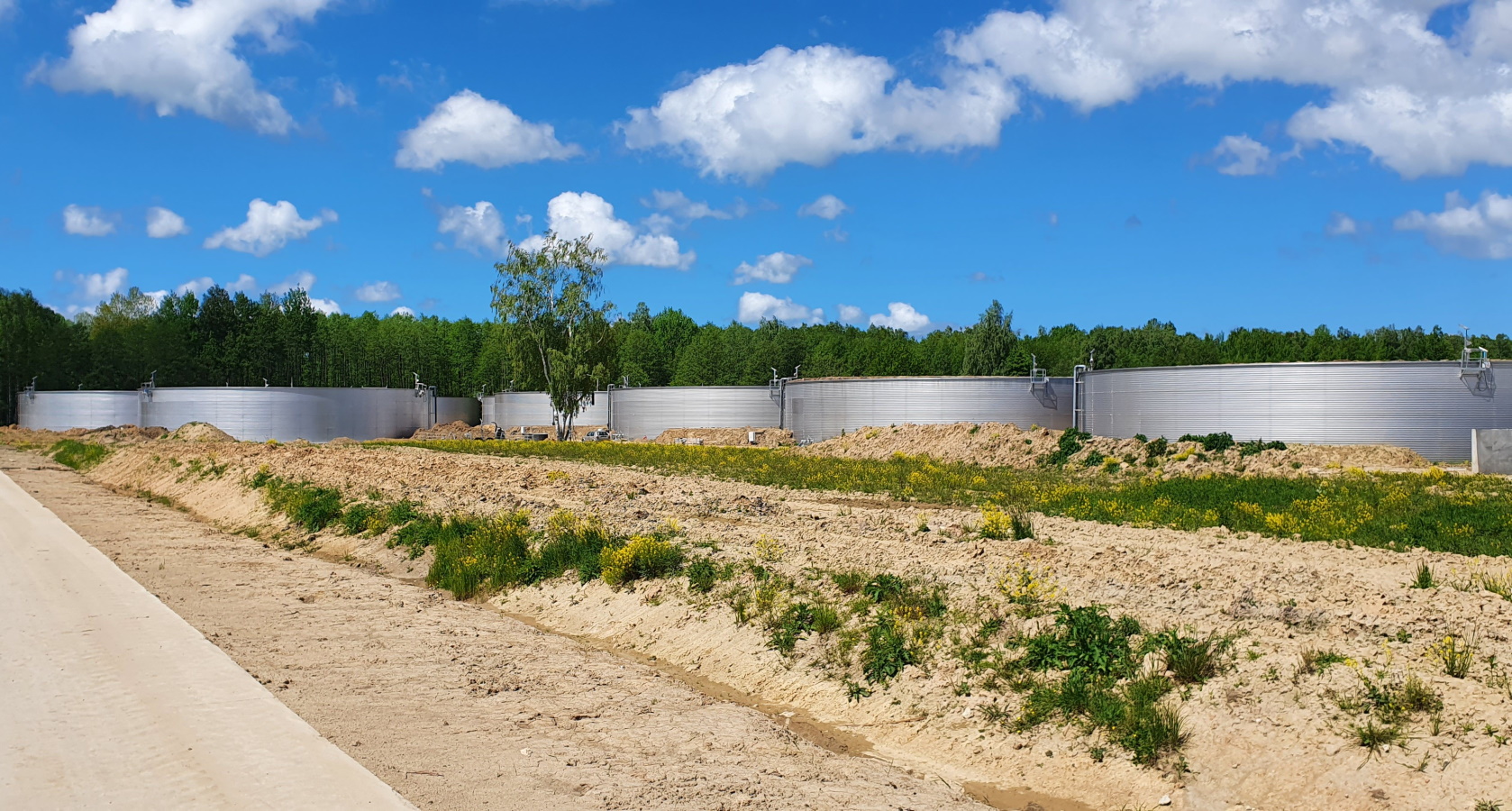 Neun Flüssigmist-Behälter für Milchviehbetrieb