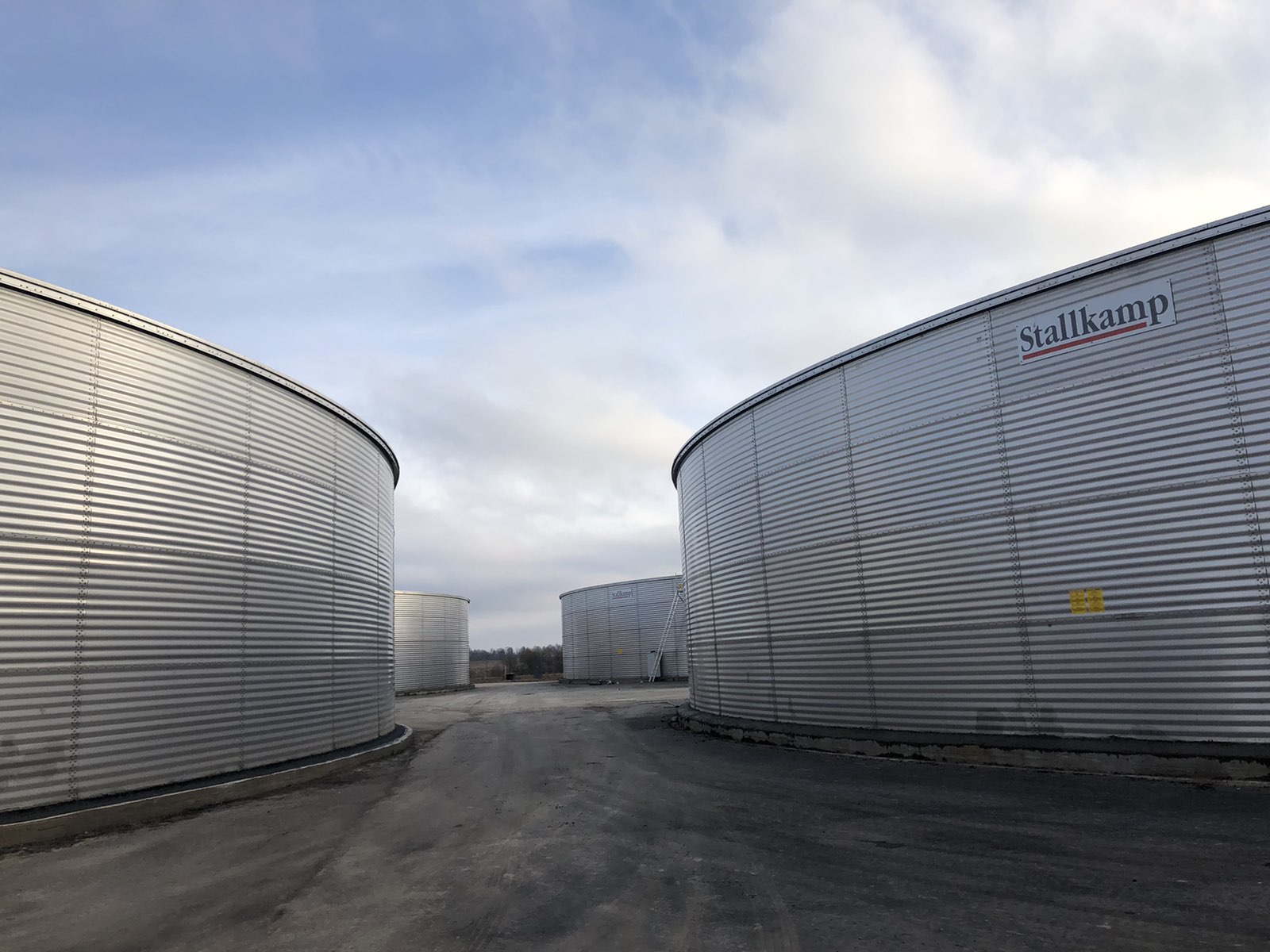 Güllelager mit vier Güllesilos fasst 30.000m³