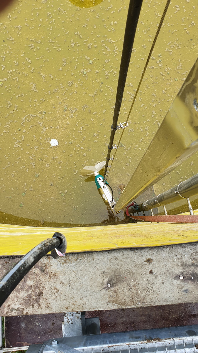 Güllemixer mit Laufsteg am Güllebehälter