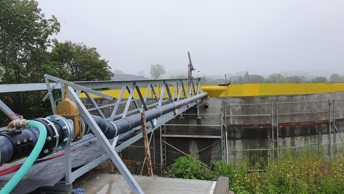 Güllemixer mit Laufsteg am Güllebehälter