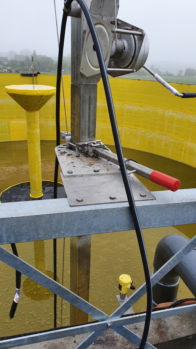 Güllemixer mit Laufsteg am Güllebehälter