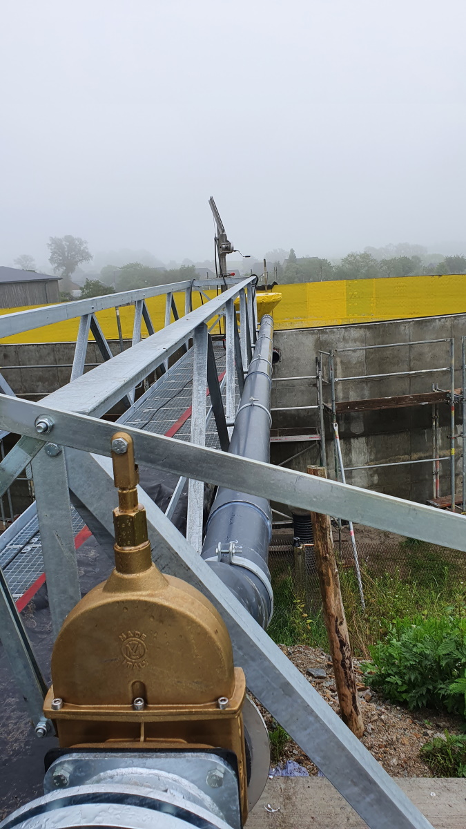 Güllemixer mit Laufsteg am Güllebehälter