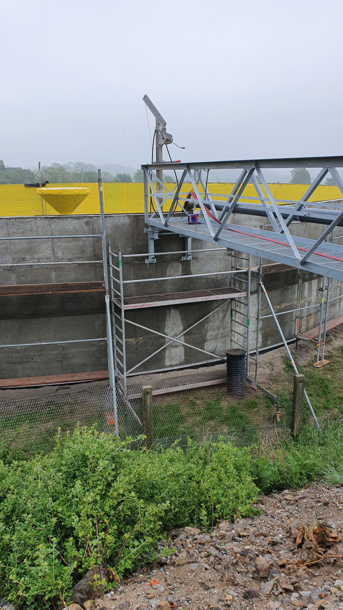 Güllemixer mit Laufsteg am Güllebehälter