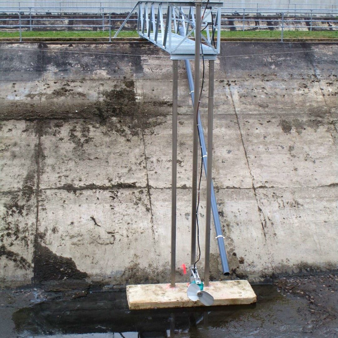 Güllerührwerk rührt Gärreste mit niedrigem TS-Gehalt in Gülleagune auf