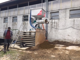 Separierte Gülle einstreuen